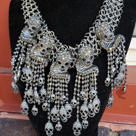 Hematite skulls bib Statement necklace NWT - Picture 8 of 9